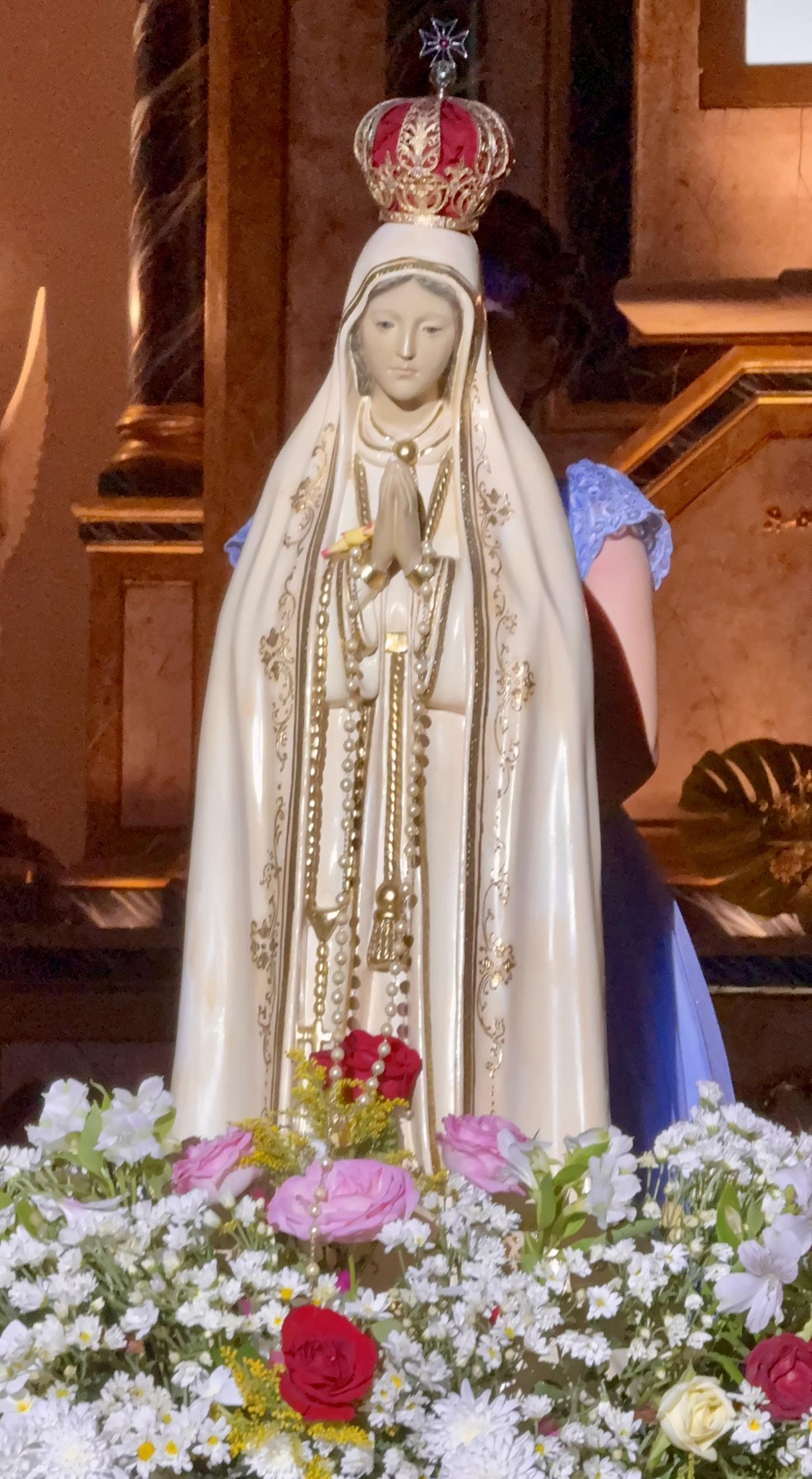 Criança coroa Nossa Senhora de Fátima | Foto: DIÁRIO DO PAÍS