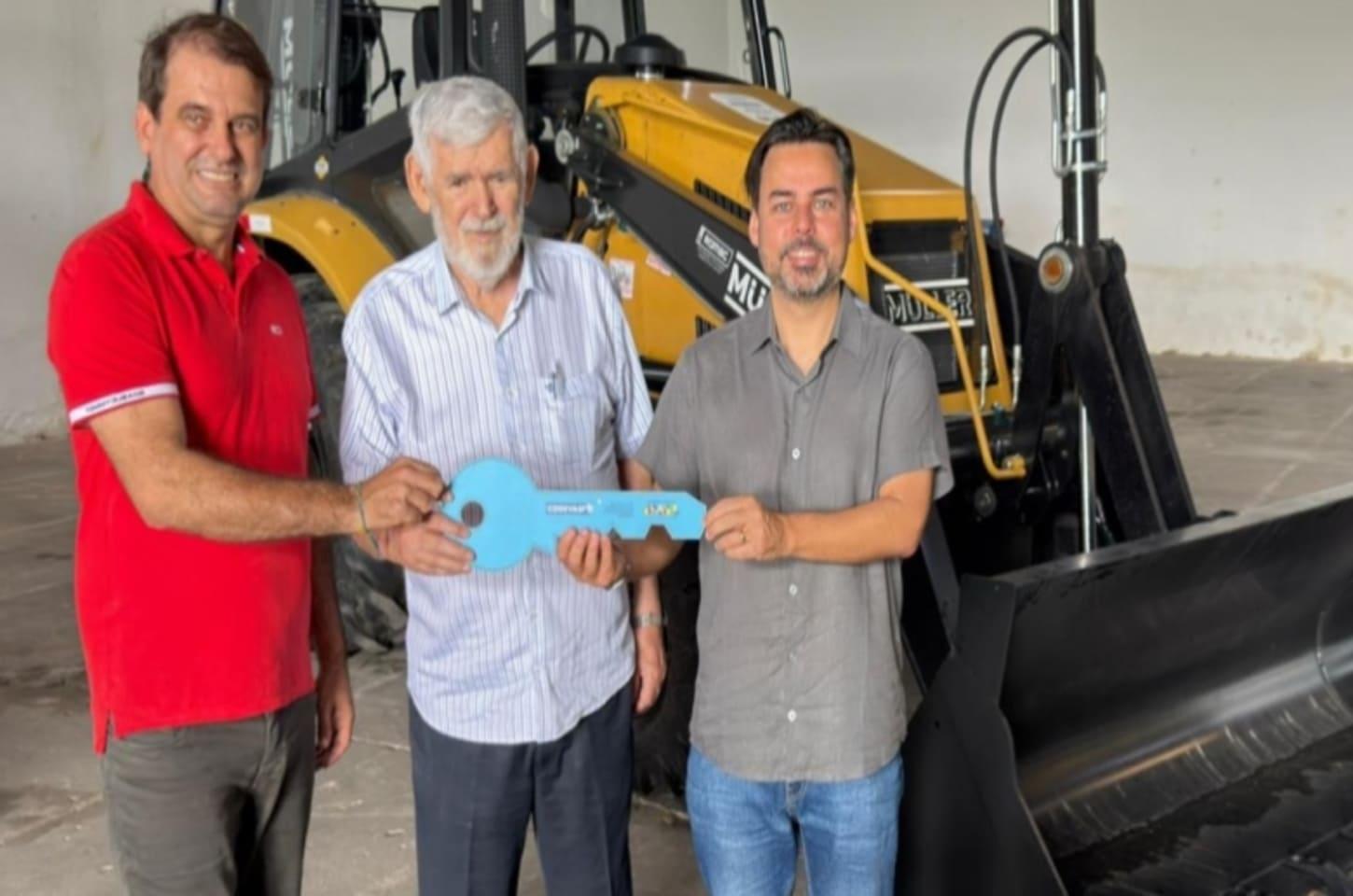 São José de Piranhas recebe retroescavadeira e Bal Lins agradece a Luiz Couto: “Pleito nosso que foi atendido”