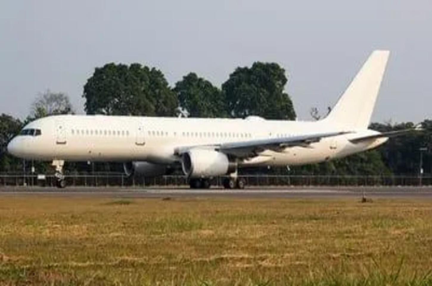 Avião branco do governo dos Estados Unidos chega com 