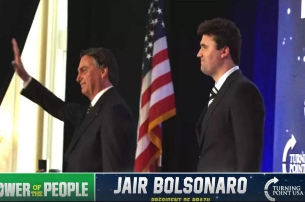 Charlie Kirk, ativista de direita assassinado, já entrevistou Bolsonaro nos Estados Unidos