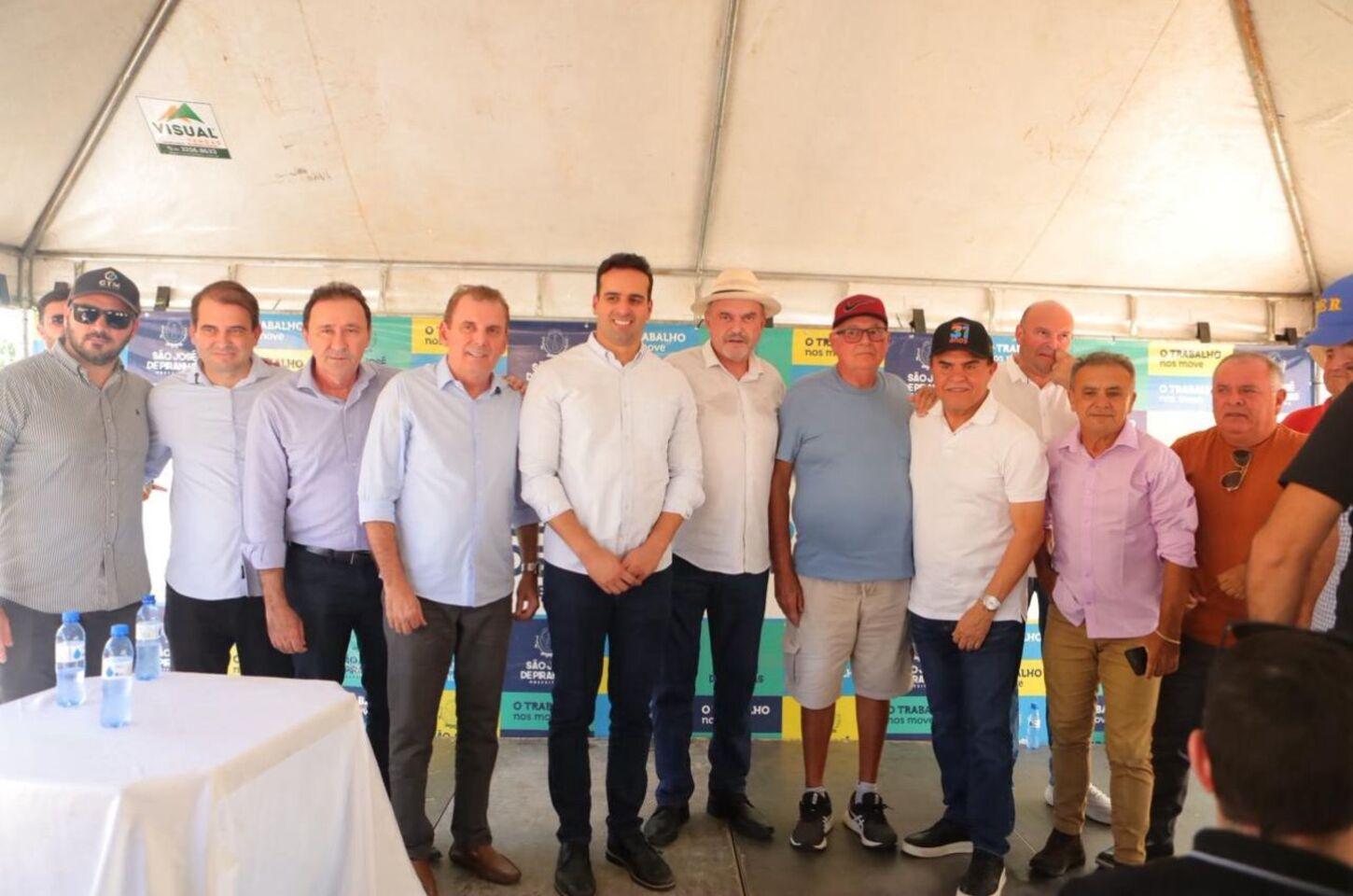 Com Chico Mendes e Bal Lins, Lucas Ribeiro inaugura polo de ração e assina ordens de serviços das estradas do distrito de Bom Jesus e Serra do Vital, em São José de Piranhas-PB