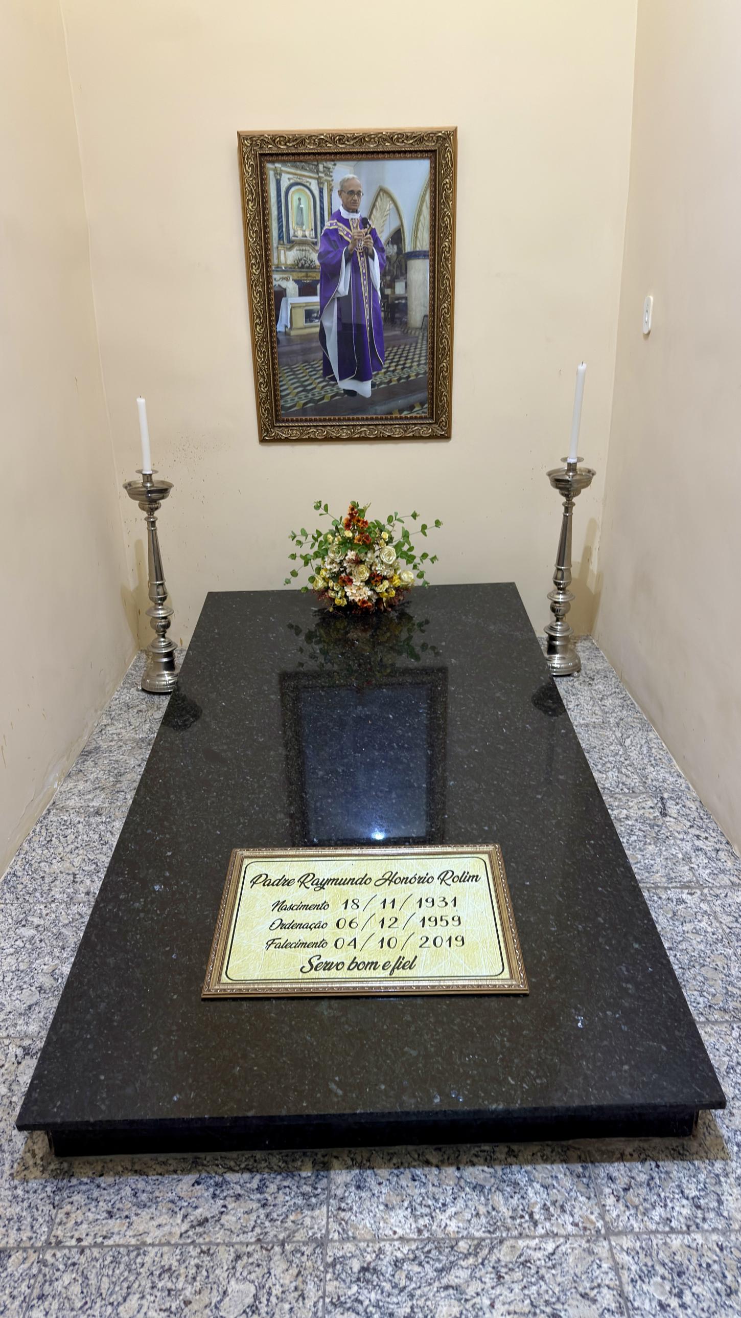 Túmulo do Padre Raymundo Rolim, na Matriz Nossa Senhora de Fátima | Foto: DIÁRIO DO PAÍS