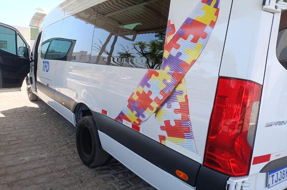 Mães de autistas denunciam que saúde de Cajazeiras-PB retira adesivo que simbolizava a finalidade do uso da van de transporte das crianças para tratamento; escute