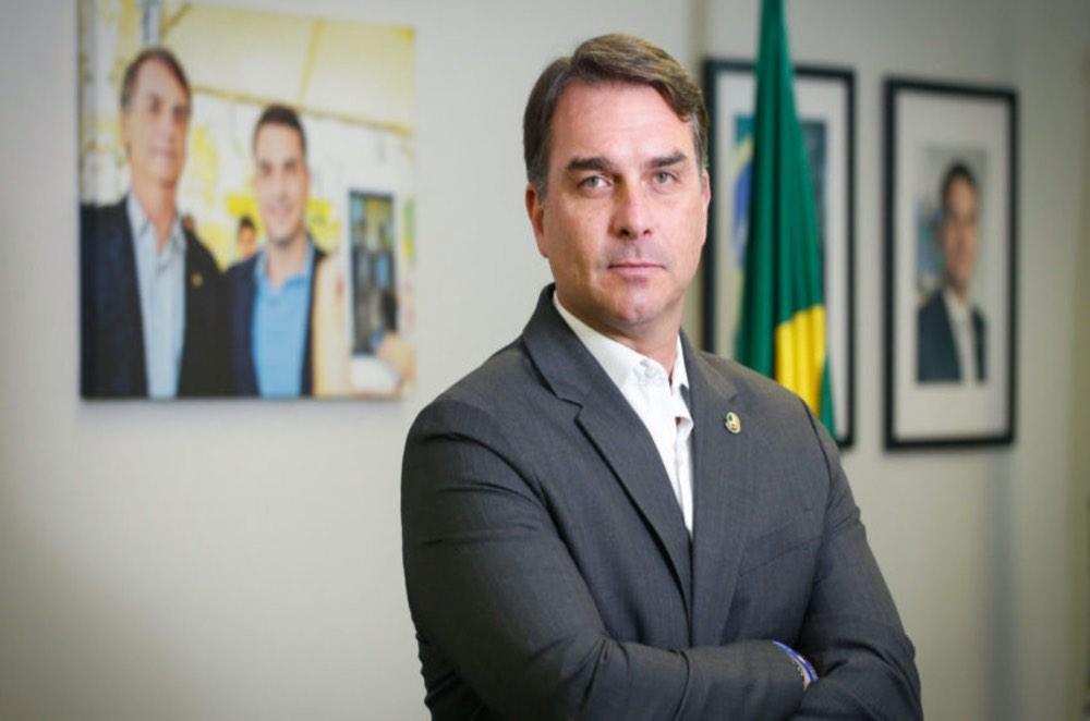 Flávio Bolsonaro entrega cheques de “vaquinha” de mais de R$ 1 milhão à famílias de policiais mortos no Rio de Janeiro