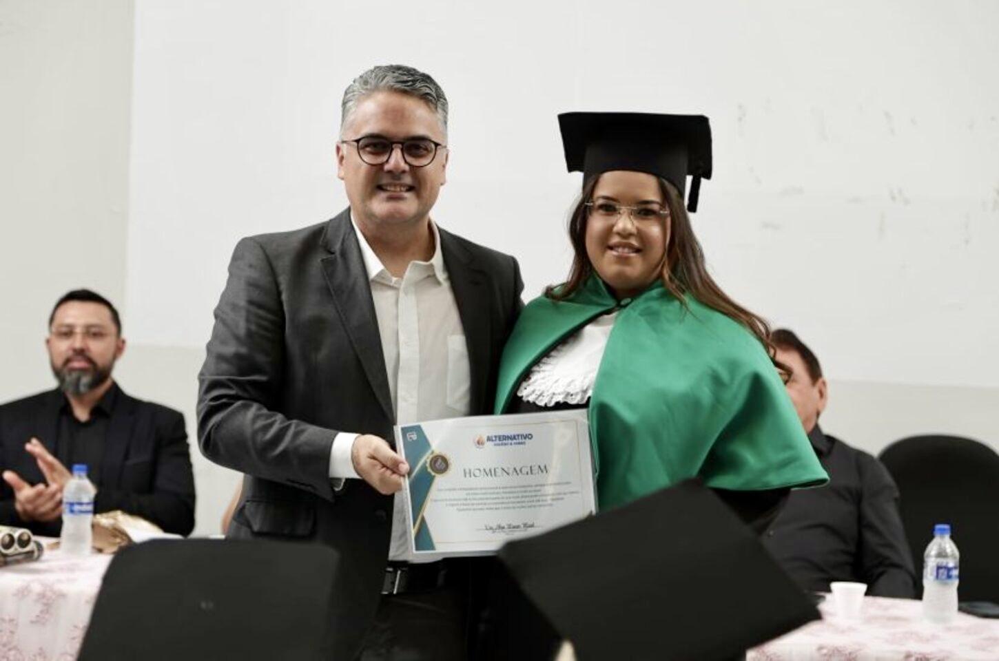Doutor Pablo Leitão é homenageado como patrono da turma do Curso Técnico em Enfermagem do Alternativo Colégio e Curso, em Cajazeiras-PB