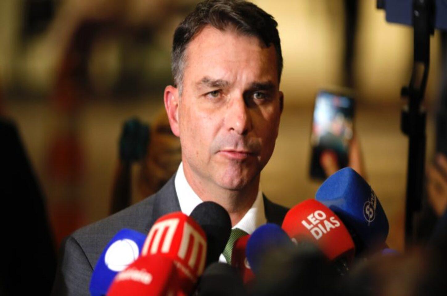 ‘Fica firme, moleque, a gente vai ganhar’, diz Bolsonaro a Flávio em visita na PF