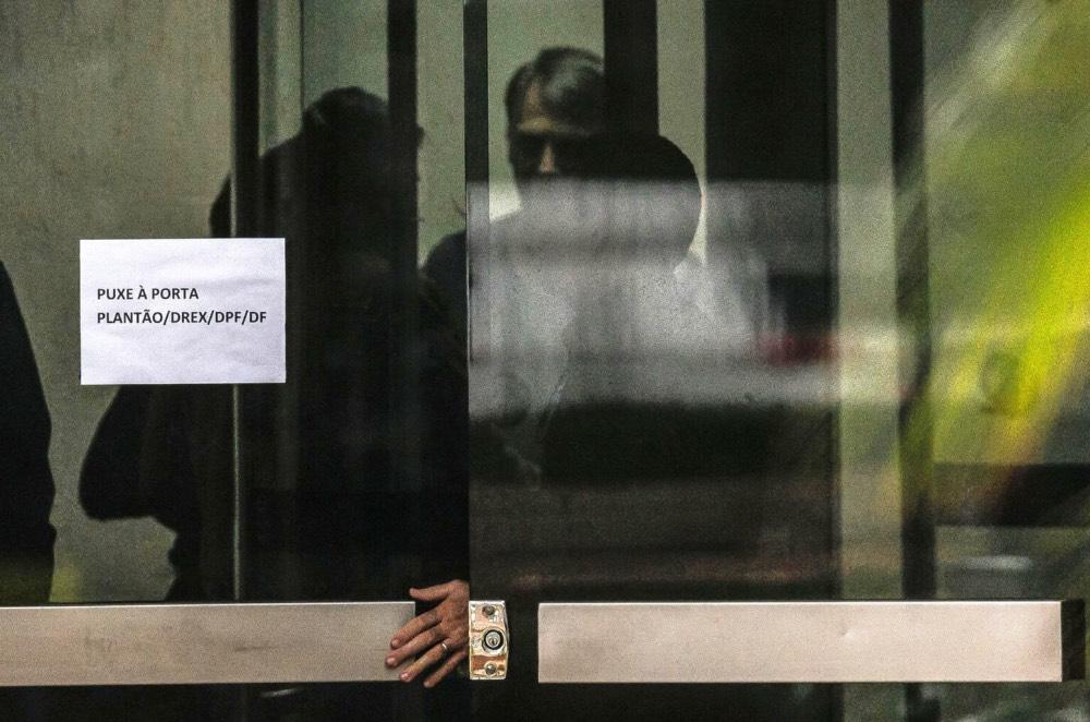 Laudo da Polícia Federal diz que Bolsonaro soluça até 40 vezes por minuto