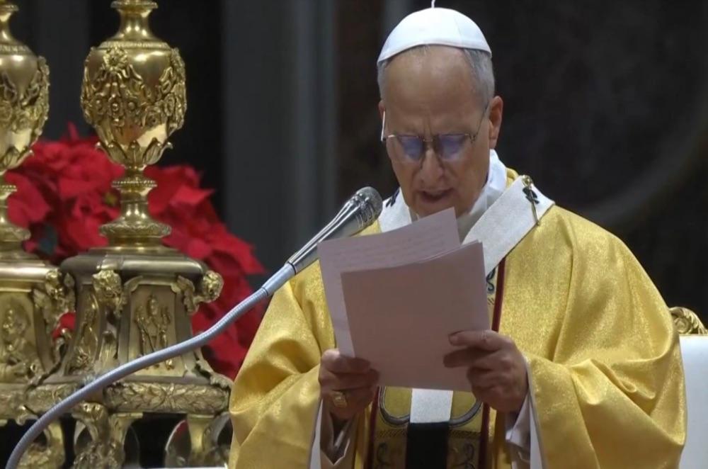Negar ajuda aos pobres é rejeitar Deus, diz papa Leão XIV, na Missa do Galo