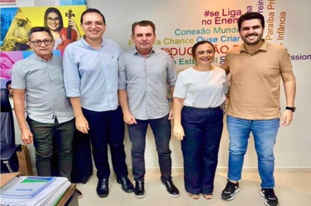 Ao lado de Chico Mendes, prefeita Adeilza Soares articula novos pleitos para a educação de São Domingos em agenda com secretário Wilson Filho em João Pessoa-PB