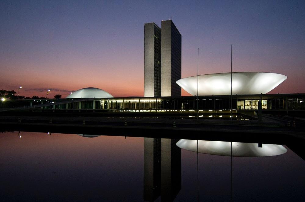 Maioria dos senadores assina pedido de prisão domiciliar para Bolsonaro