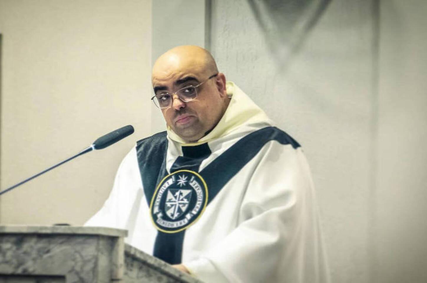 Padre critica deboche de Daniela Lima sobre Bolsonaro