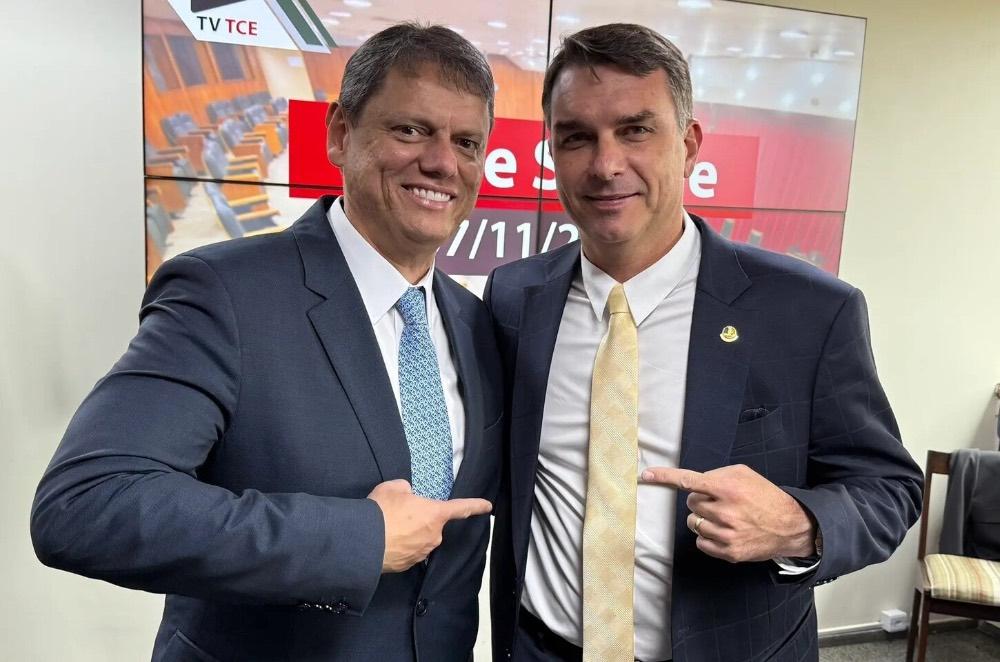 Tarcísio reafirma apoio a Flávio Bolsonaro após polêmica sobre “CEO”