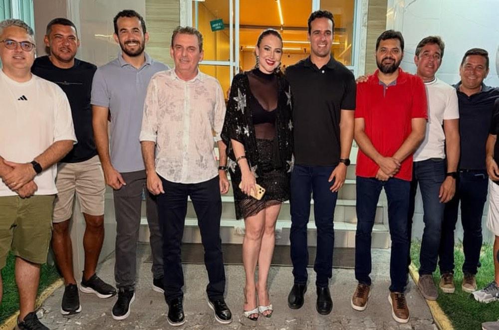 Ao lado de cinco prefeitos, Chico Mendes recepciona Lucas Ribeiro e reforça liderança política no Carnaval de Cajazeiras-PB