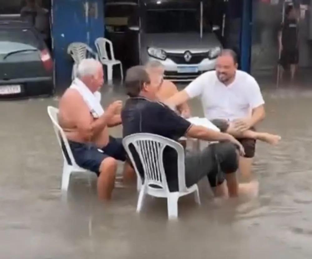 Com a rua debaixo d’água e muita chuva, amigos armam mesa e confraternizam, em João Pessoa-PB; vídeo 