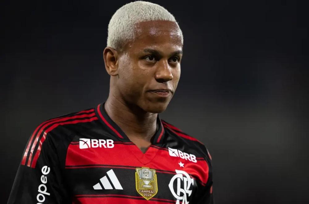 Flamengo encaminha venda de Wallace Yan ao Bragantino por mais de sessenta milhões de reais