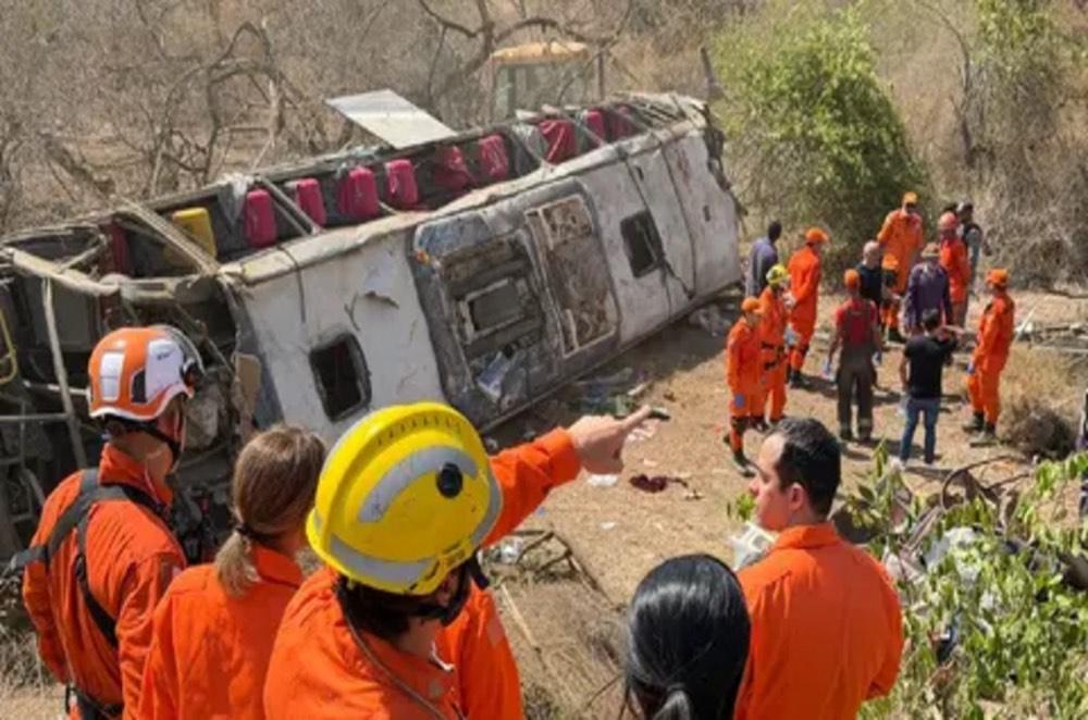 Ônibus que partiu de Romaria em Juazeiro do Norte capota e 15 fiéis morrem em Alagoas