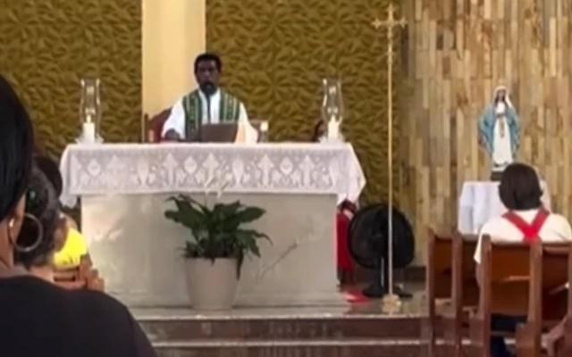 Padre de Minas Gerais pede perdão por negar Eucaristia a quem apoia Nikolas Ferreira