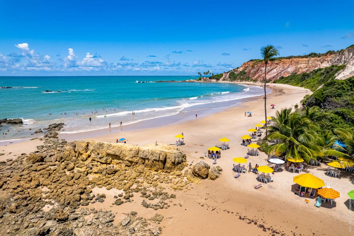 Areia dourada, mar morno e estrutura simples que convida ao descanso: o verdadeiro luxo de Tabatinga é a tranquilidade | Foto: Marco Pimentel