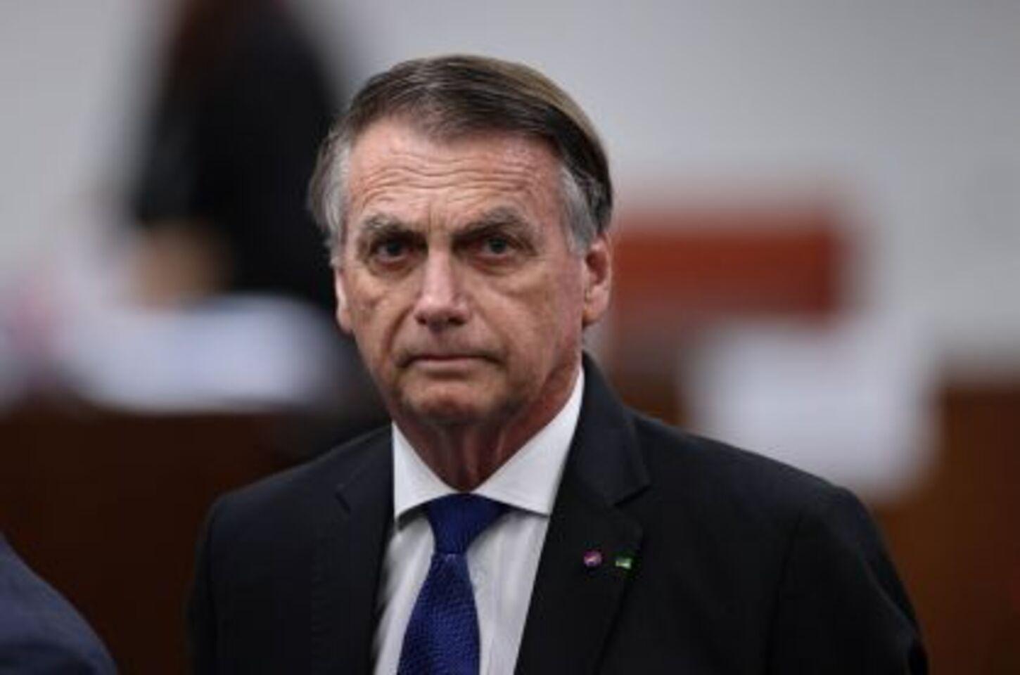 Bolsonaro é diagnosticado com broncopneumonia bacteriana e está na UTI