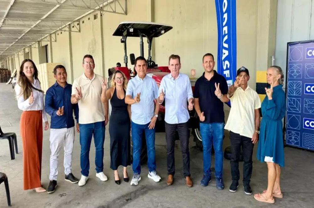 Deputado federal Wilson Santiago entrega trator para fortalecer a agricultura em São José de Caiana-PB