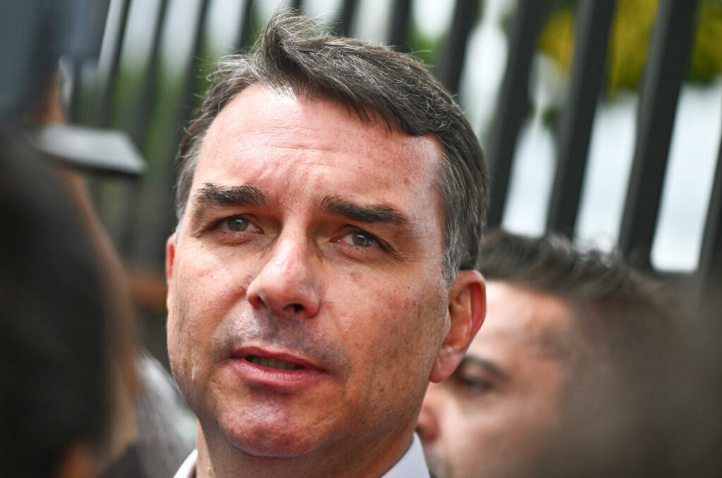 “Voz enfraquecida”, diz Flávio sobre estado de Jair Bolsonaro