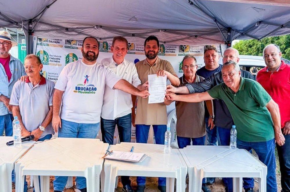 Chico Mendes e Alyson Francisco autorizam construção de escola e entregam veículos em Cachoeira dos Índios-PB