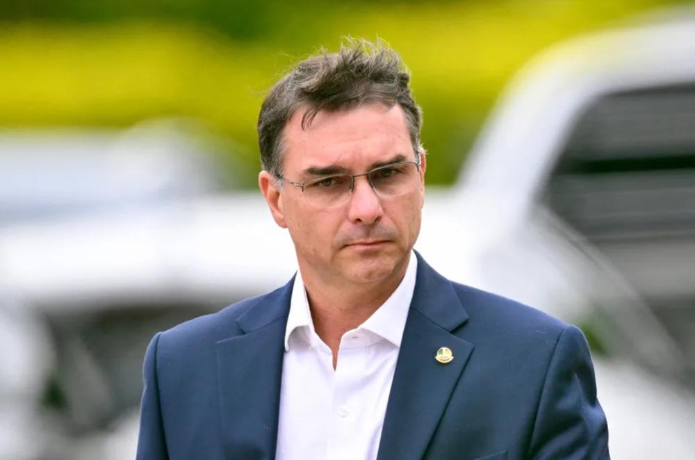 Flávio Bolsonaro sobre Lula: “‘Pai dos pobres’ não se importa com os pobres”