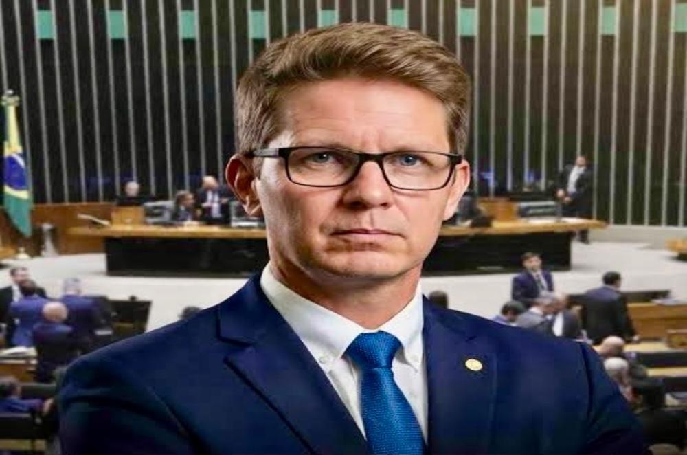 Dark Horse: Mario Frias, produtor do filme de Bolsonaro, nega ter recebido dinheiro do Master