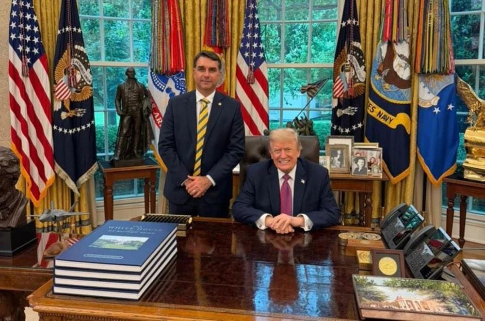 Estados Unidos: Flávio é recebido por Trump na Casa Branca; saiba bastidores