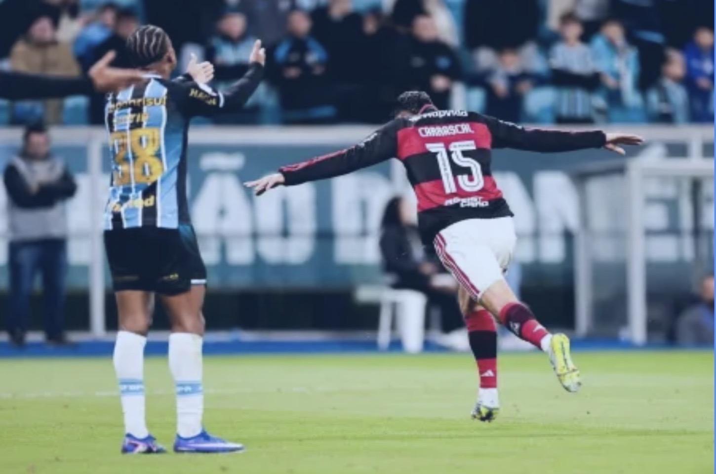 Flamengo vence o Grêmio fora de casa, aproveita tropeço do Palmeiras e encosta no líder do Brasileirão