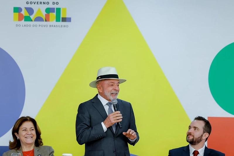 Lula diz que é “bom” povo ter capacidade de se endividar