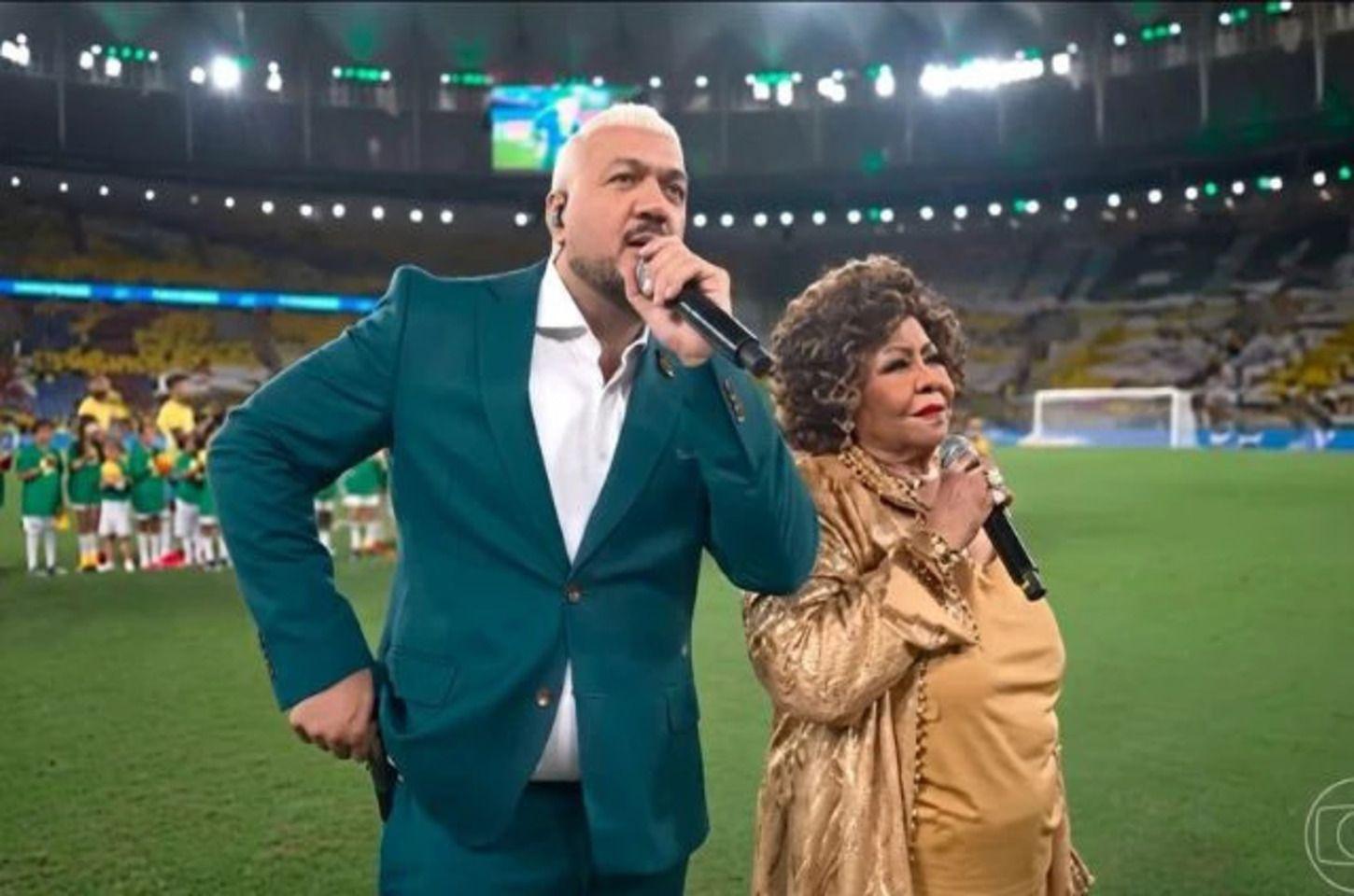Alcione cita falha técnica após erro no Hino Nacional com Belo em jogo do Brasil