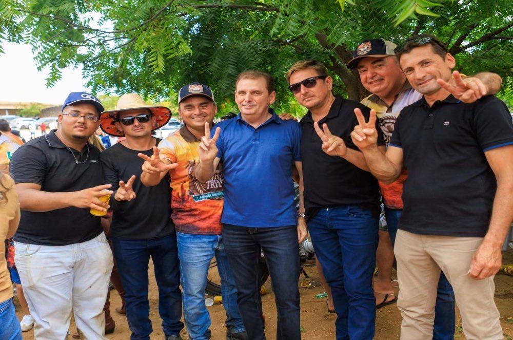 Chico Mendes prestigia tradicional Cavalgada Tropeiros do Trapiá e reforça alianças políticas em Nazarezinho-PB