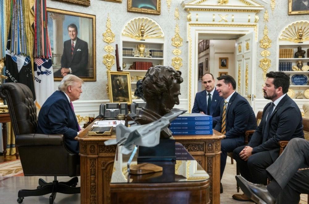 Presidente Trump publica foto com Flávio Bolsonaro na Casa Branca e diz: “um jovem inteligente que ama muito o seu país”