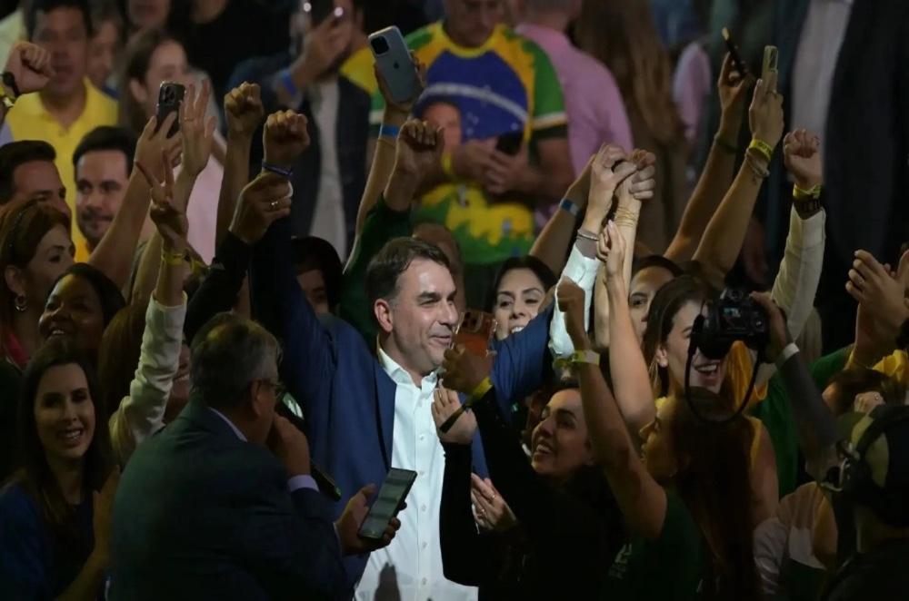 IA recria Bolsonaro e Flávio eleva tom na convenção: “sangue de Bolsonaro corre aqui”