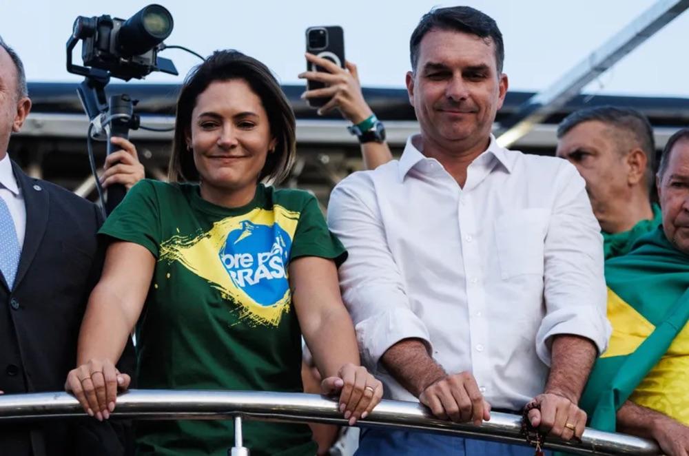 Michelle perdoa Flávio Bolsonaro e elogia atitude: “poucos homens teriam essa coragem”; vídeo