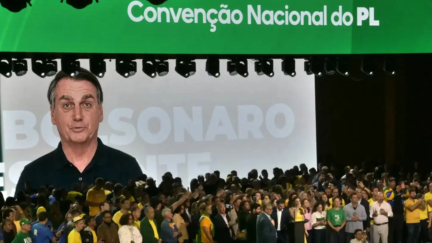 PL exibiu um vídeo que simula a imagem e a fala do ex-presidente Jair Bolsonaro, durante a convenção do PL que oficializou Flávio Bolsonaro como candidato | Foto: Nelson Almeida/AFP.