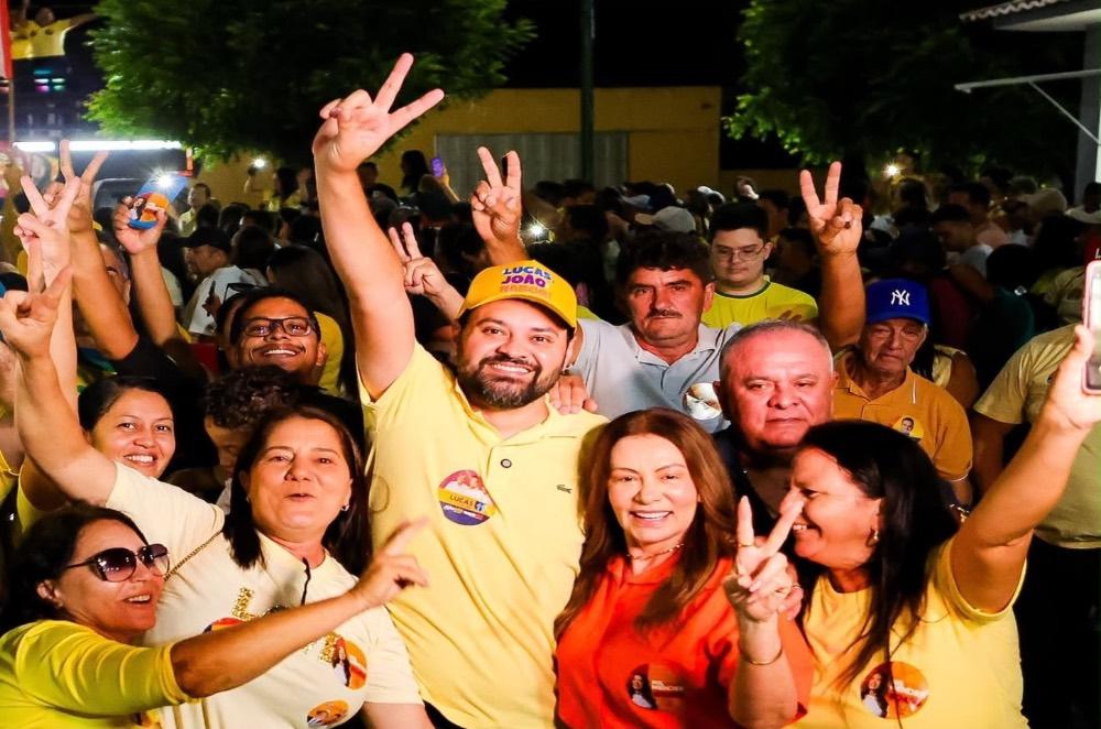 A FORÇA DE NIL E ALYSON: Nil Mendes e prefeito Alyson Francisco realizam grande adesivaço e levam multidão às ruas de Cachoeira dos Índios-PB