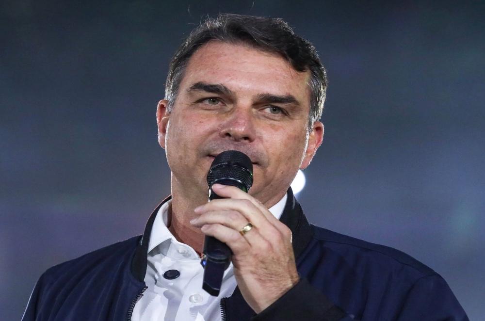 Flávio Bolsonaro defende pauta religiosa ao declarar intenção de “consagrar o Brasil a Jesus Cristo”