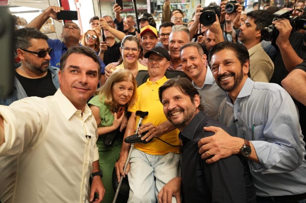 Flávio Bolsonaro: “Vamos arrumar a bagunça que Lula fez! Gasta demais”