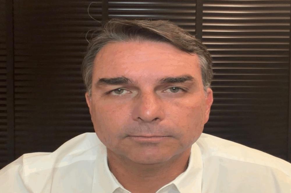 Flávio se justifica por ausência em debate e afirma “querer debater com quem destrói o Brasil”