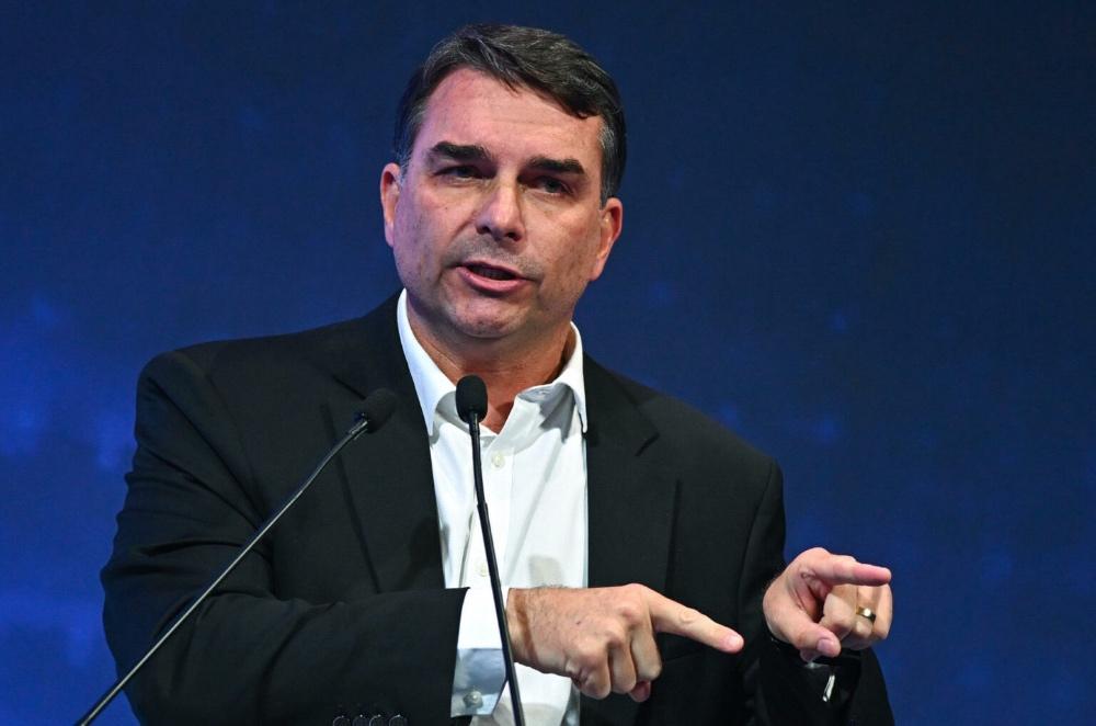 Possível hackeamento em sistema impede Flávio de registrar candidatura