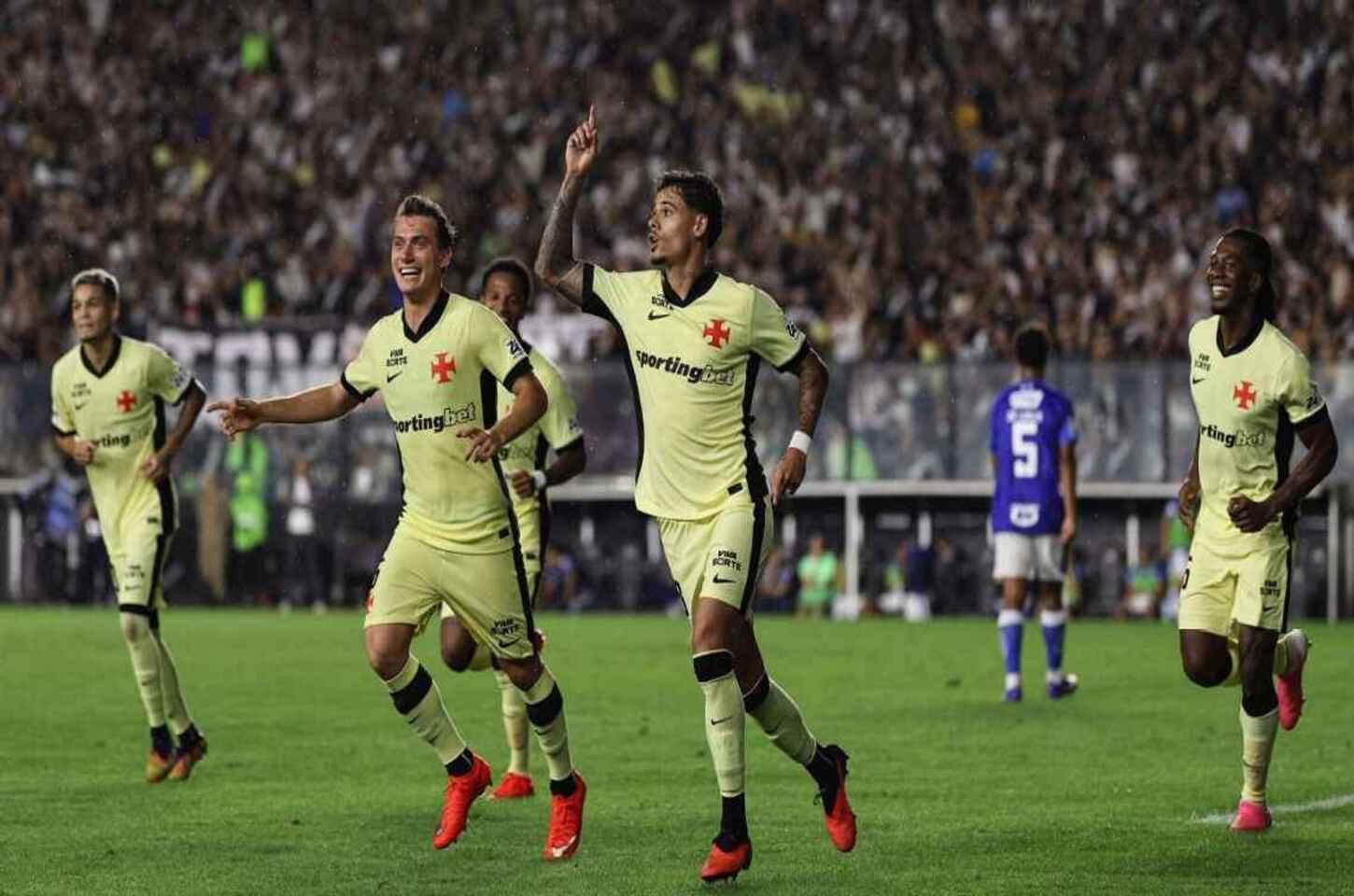 Vasco vence Cruzeiro e dorme fora do Z4; Lamacchia é aplaudido