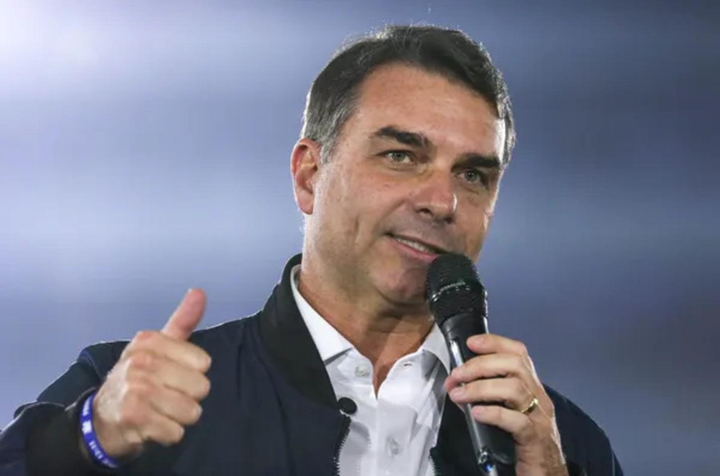 Críticas a fake news dominam debate sobre A Padroeira e favorecem Flávio Bolsonaro, aponta AP Exata