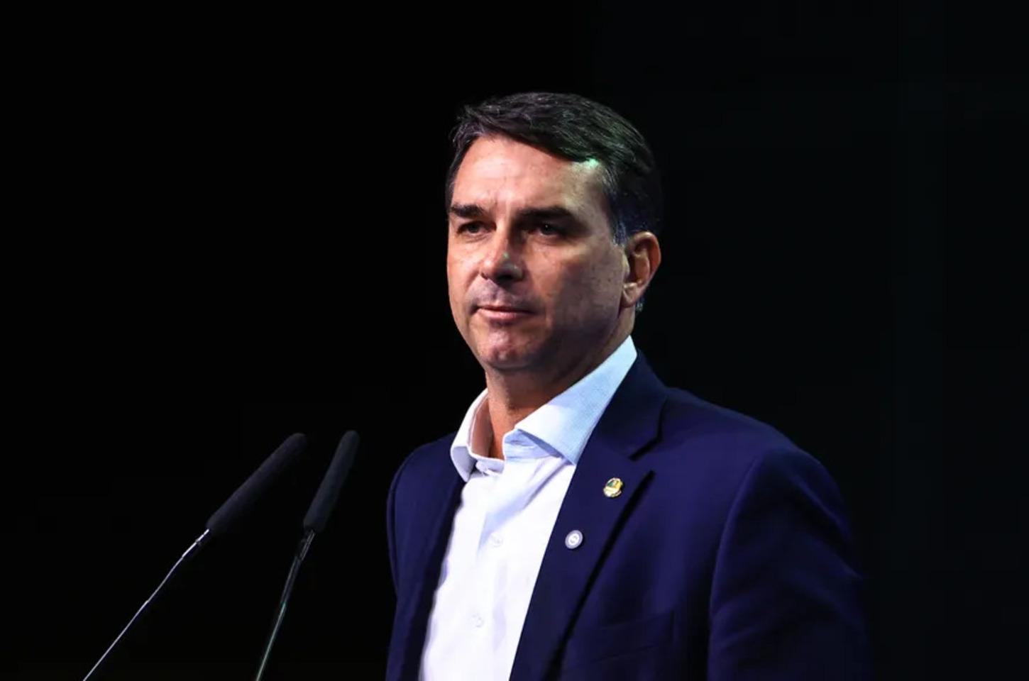 Flávio Bolsonaro pede prisão de servidor da SECOM de Lula após repostagem de fake news sobre Nossa Senhora Aparecida