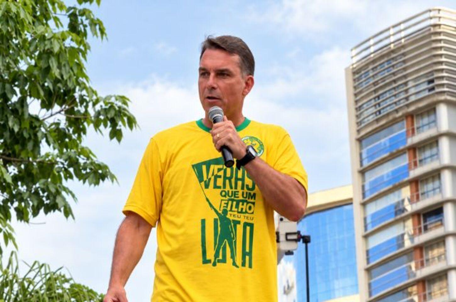 Flávio Bolsonaro: “Vou ao debate para desmascarar o mentiroso do Lula”