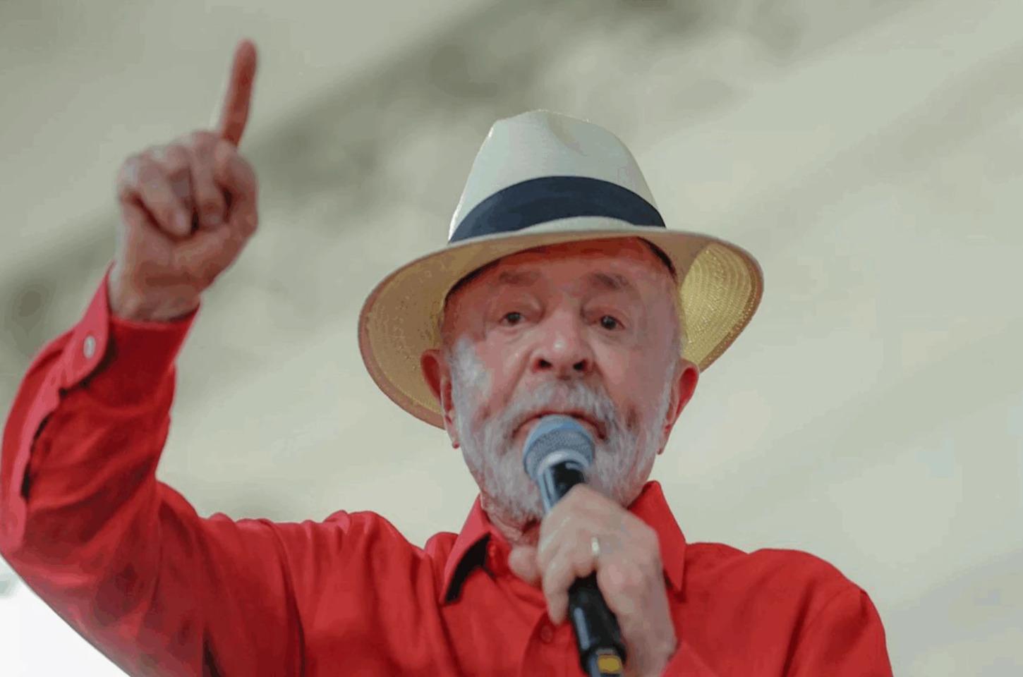 Lula diz a pastores que vermelho do PT é “sangue de Cristo”