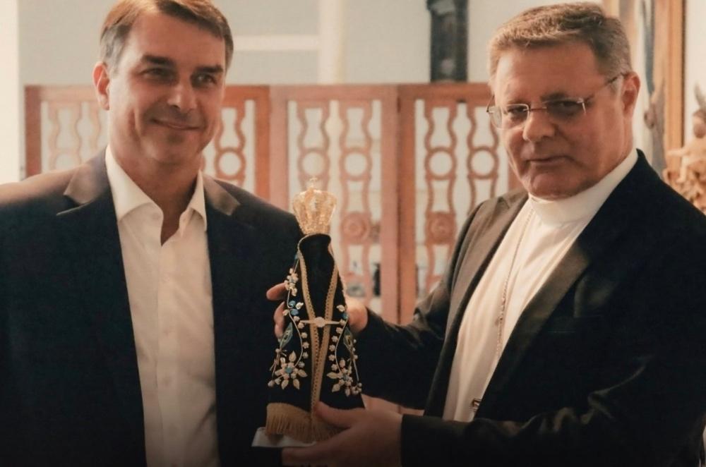 Arcebispo de Brasília recebe Flávio Bolsonaro e presenteia senador com Bíblia e imagem de Nossa Senhora Aparecida