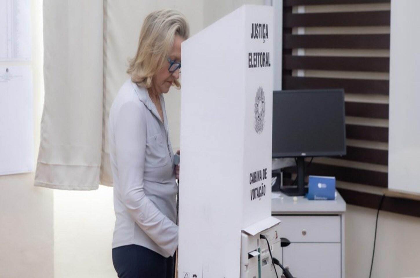 Eleições 2026: eleitor pode votar sem apresentar o título de eleitor?