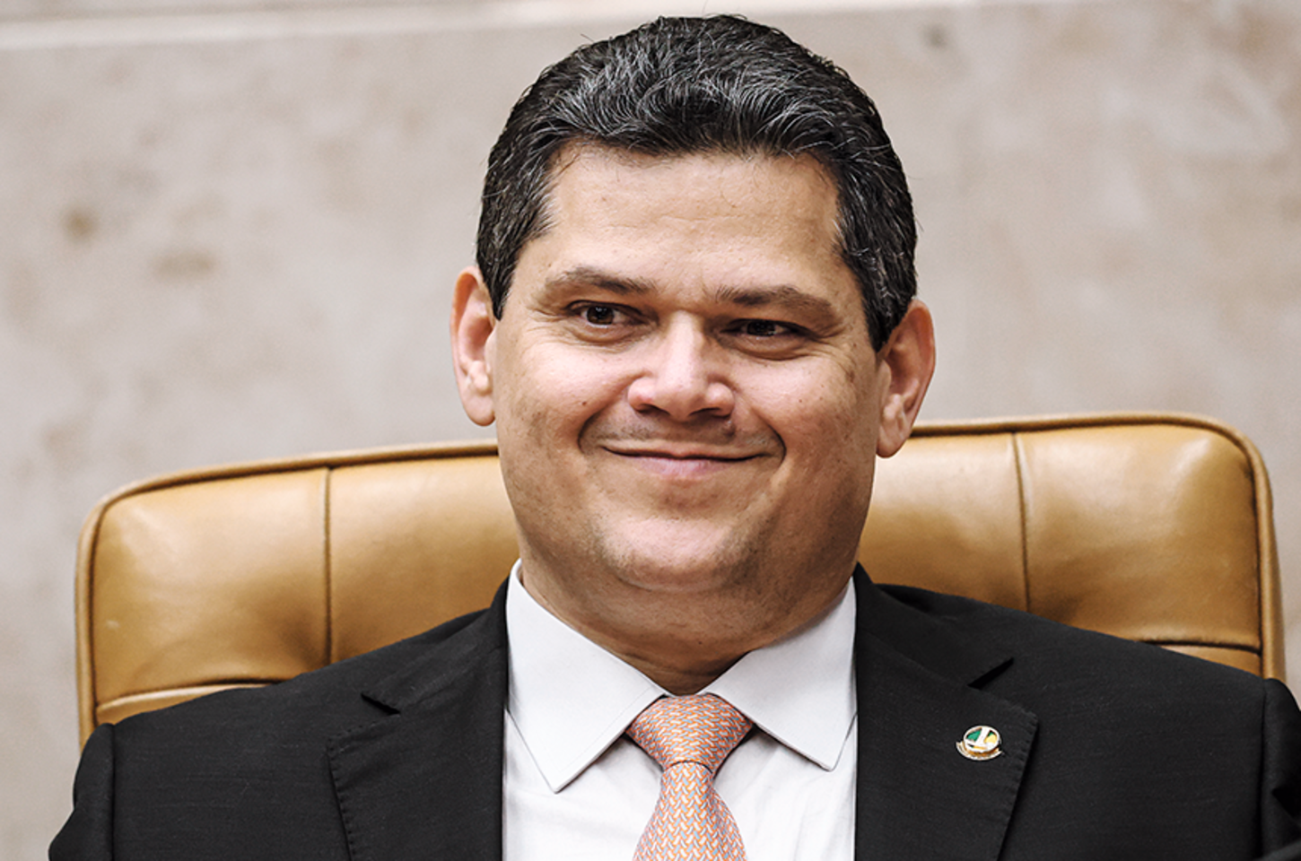 Em troca de votos da direita para presidência do Senado, Alcolumbre articula indulto a Jair Bolsonaro